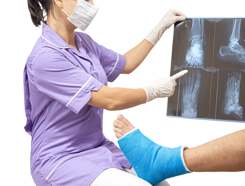 врач показывает пациенту рентгеновский снимок ноги